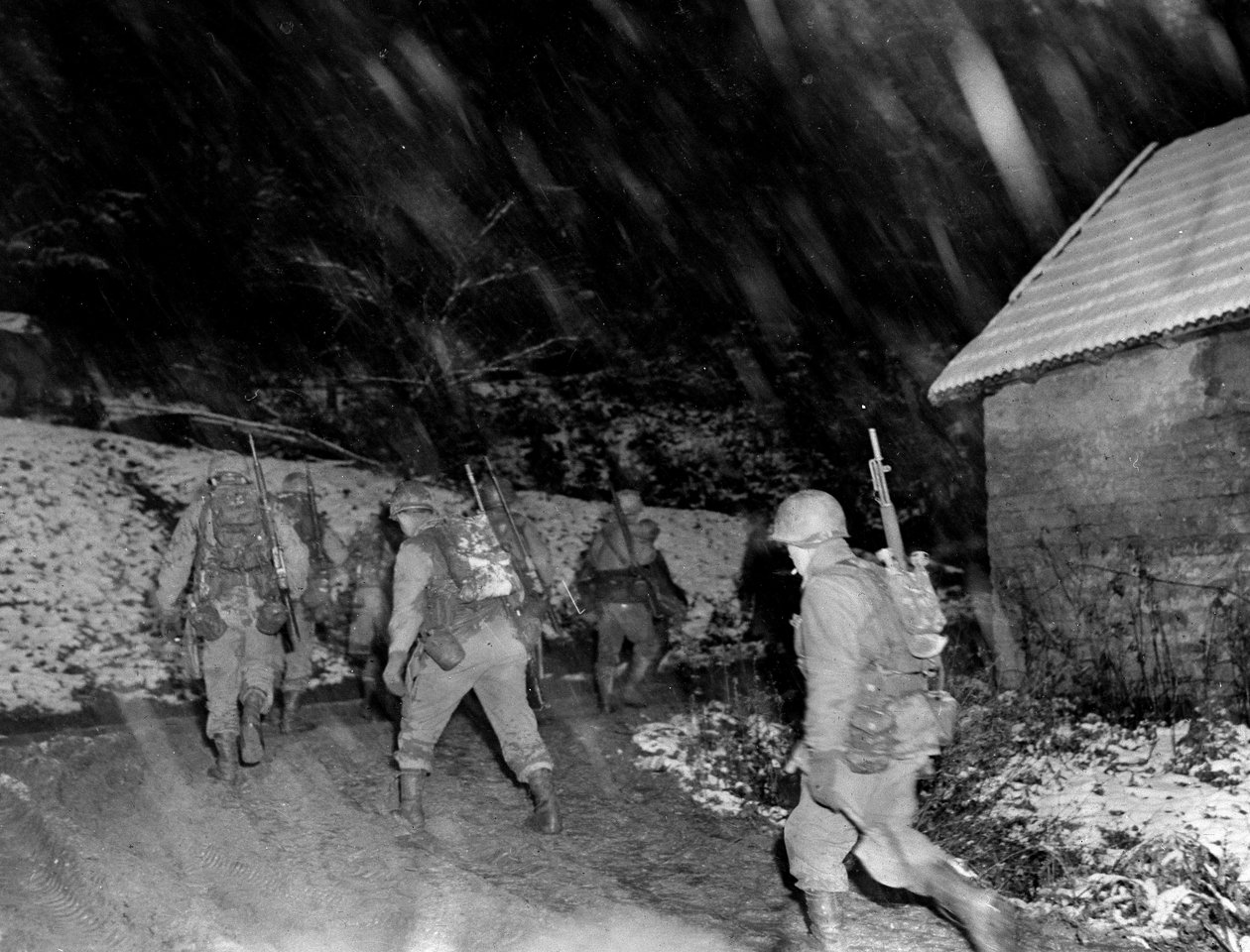 II wojna światowa (1939-1945) - II wojna światowa (II lub II wojna światowa): Region Langefosse (Wogezy) Listopad 1944: Piechota 142. RI 36. DI 7. Armii USA powraca z linii pod śnieżycą autorstwa Unbekannt
