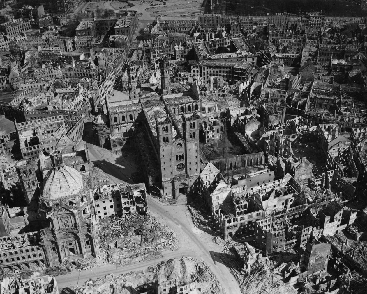 II wojna światowa (1939-1945) - II wojna światowa (II lub II wojna światowa): Wurzburg (Niemcy) 11 kwietnia autorstwa Unbekannt
