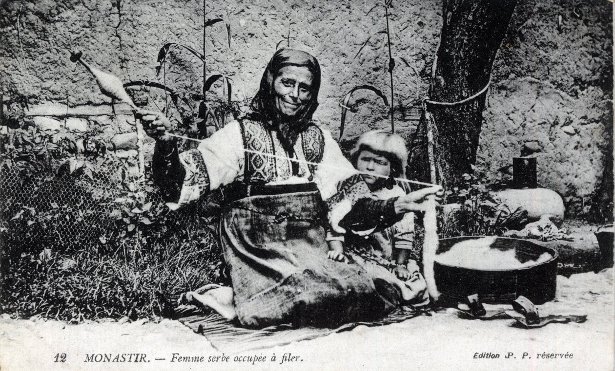 Serbia, Monastir: Serbka zajęta bieganiem, Monastir nazywa się desormais Bitola i znajduje się w Macedonii - pocztówka 1914-1918 autorstwa William M. Timlin