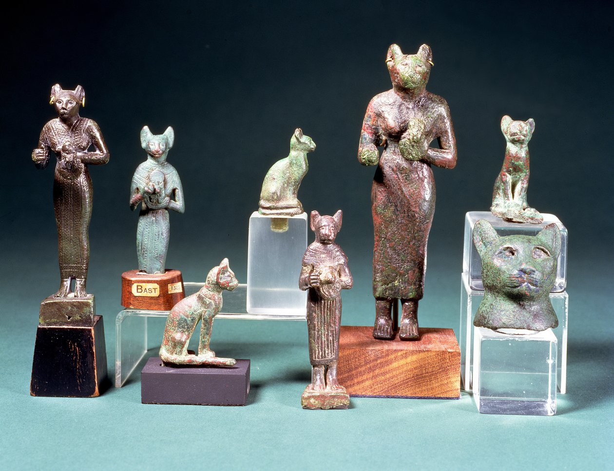 Kilka statuetek kociej bogini Bast i figurki kota przedstawiające tę samą boginię, Egipcjan, Epoka Późna, ok. 664-300 pne (brąz) autorstwa Unbekannt