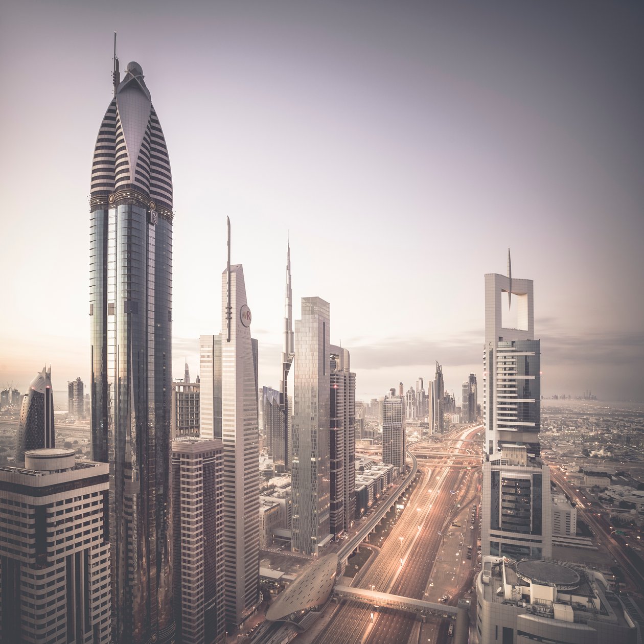 Sheikh Zayed Road, Dubaj, Zjednoczone Emiraty Arabskie, 2015 (zdjęcie) autorstwa Leopold Blonder