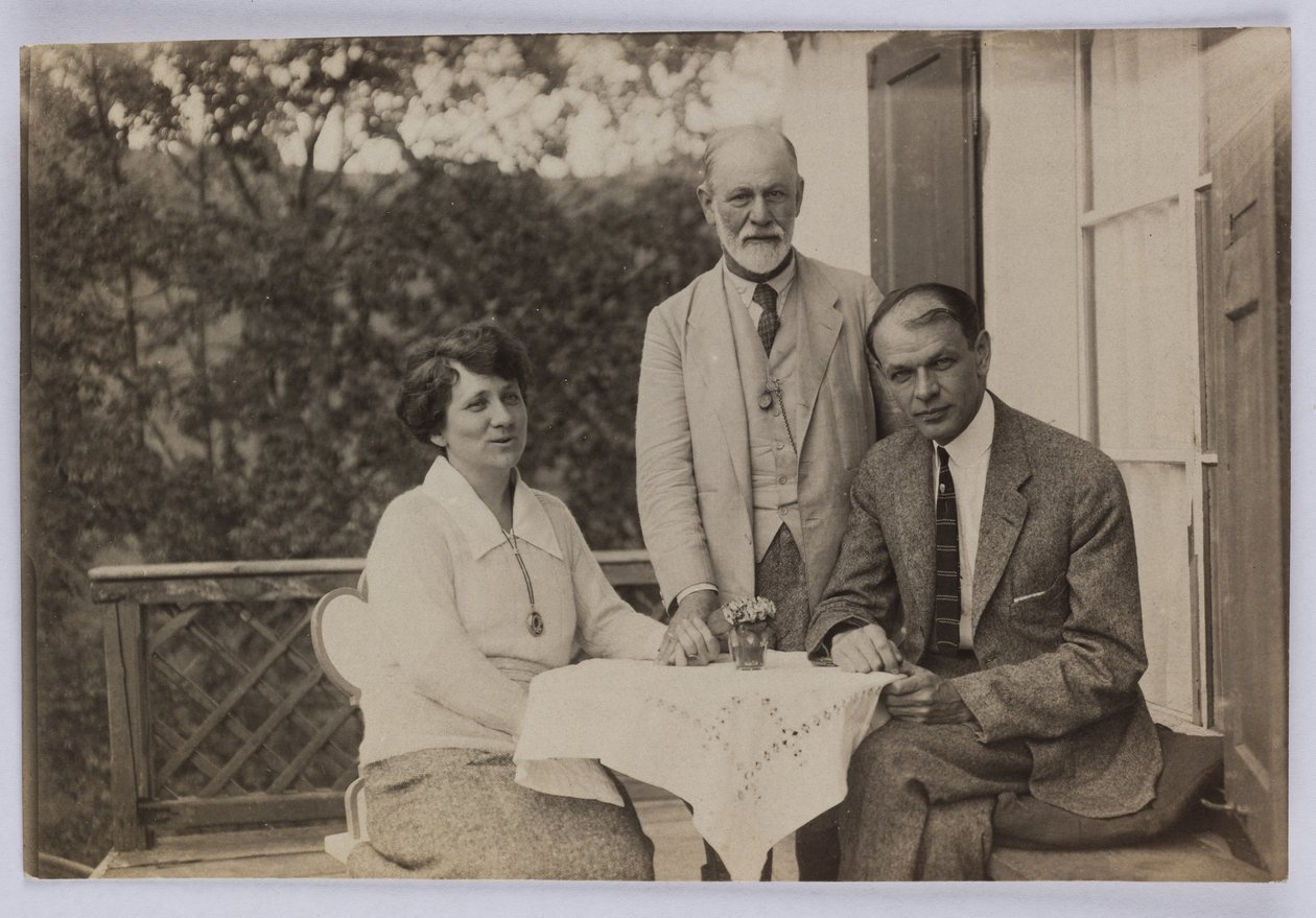 Zygmunt Freud i Horace W. i Anjelika Frink, ok. 1920 (zdjęcie czarno-białe) autorstwa Unbekannt
