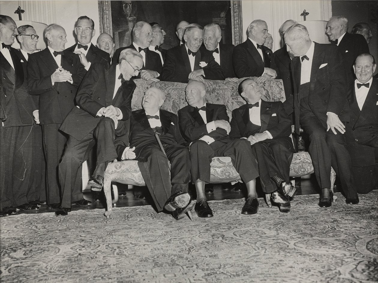 Sir Winston Churchill i Dwight D. Eisenhower podczas kolacji w Winfield House, domu ambasadora USA w Londynie autorstwa Unbekannter Künstler