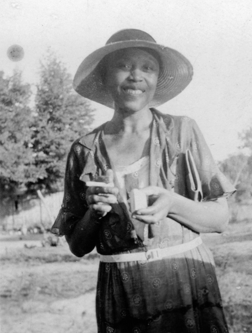 Uśmiechnięta kobieta, ok. 1935 (zdjęcie czarno-białe) autorstwa Benjamin Baud