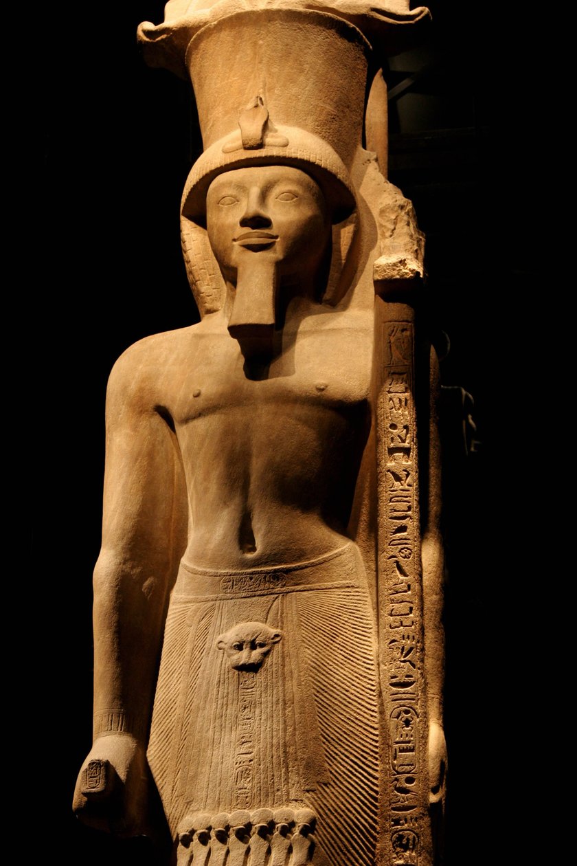 Posąg faraona Seti II (Seti lub Sety) (1200-1194 pne) z XIX dynastii w różowym gresie, niesie berło z symbolem boga Amona, Muzeum Egipskie w Turynie. autorstwa Unknown