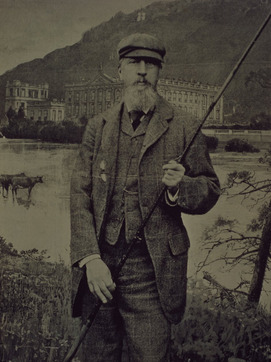 Portret studyjny ósmego księcia Devonshire w tweedach trzymającego wędkę przed wydrukowanym ekranem przedstawiającym Chatswortha autorstwa William M. Timlin