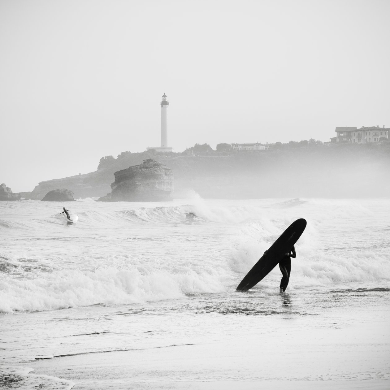 Surfing na Grand Plage, Francja, 2012 (zdjęcie czarno-białe) autorstwa Leopold Blonder