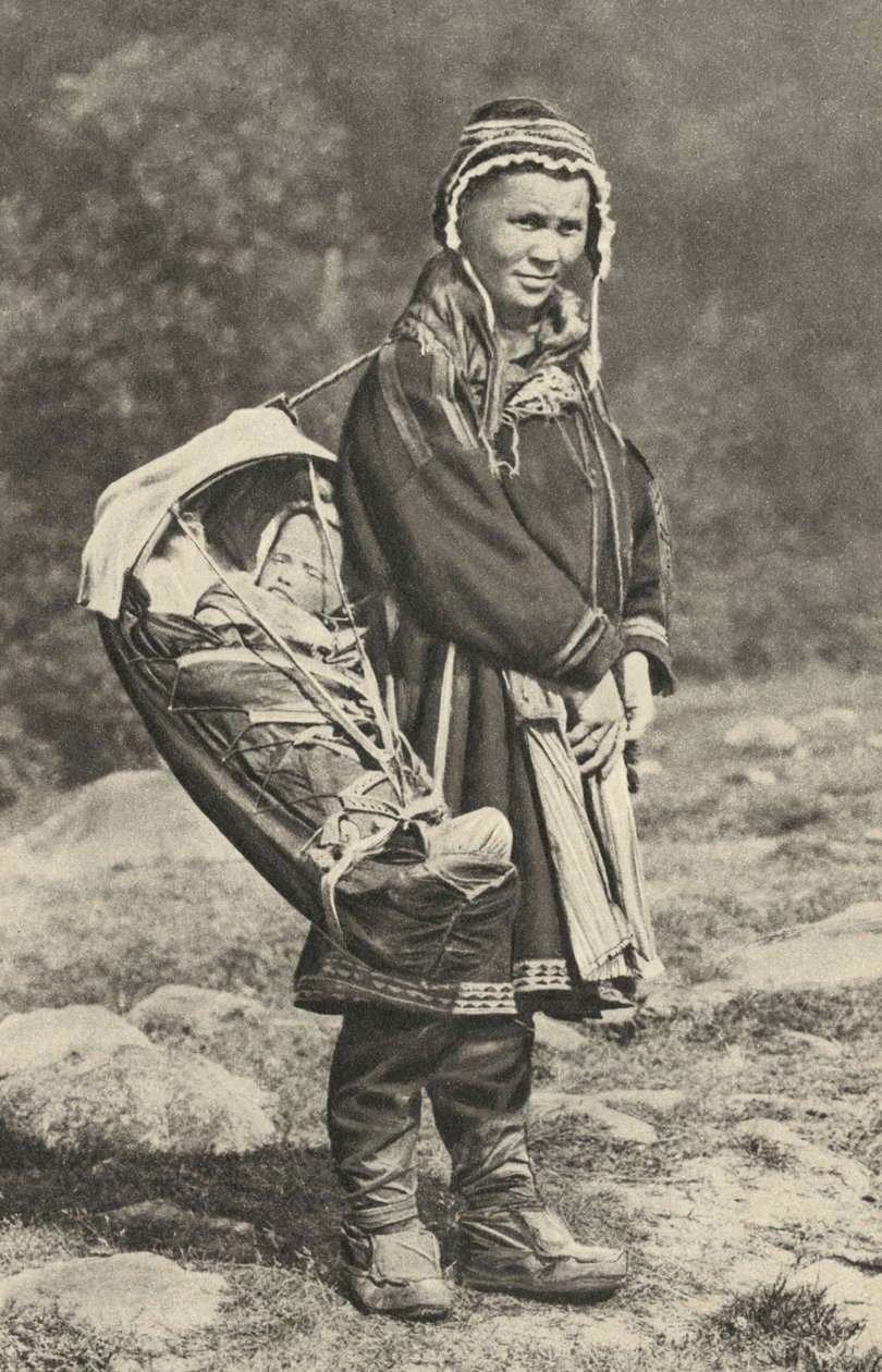 Szwecja. Lapońska kobieta niosąca dziecko w kołysce ze skóry renifera. 1920 autorstwa Unbekannt