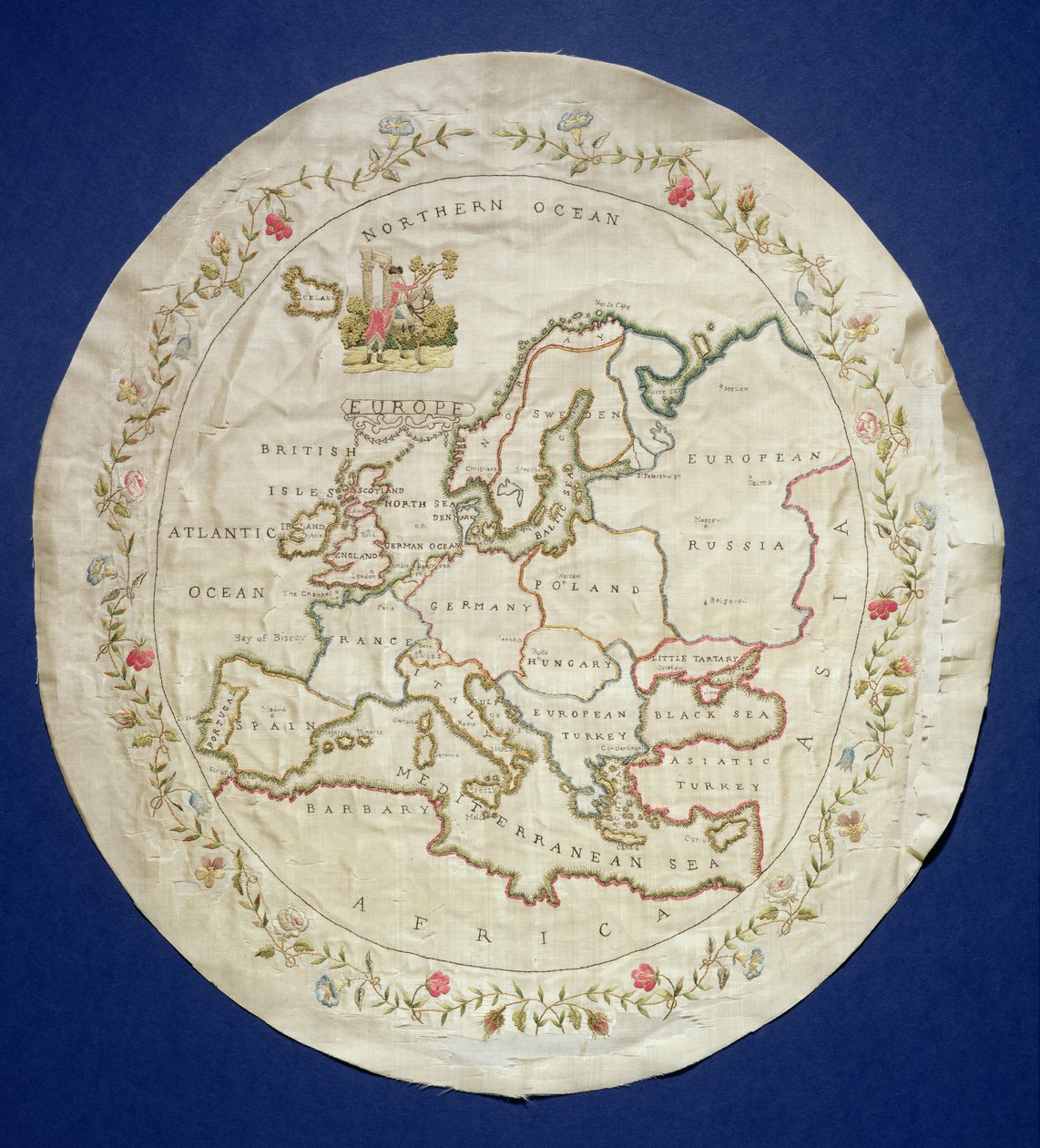 T.142-1938 Próbnik przedstawiający mapę Europy, angielski, koniec XVIII w. (kolorowe nici jedwabne na jedwabiu) autorstwa Unbekannt