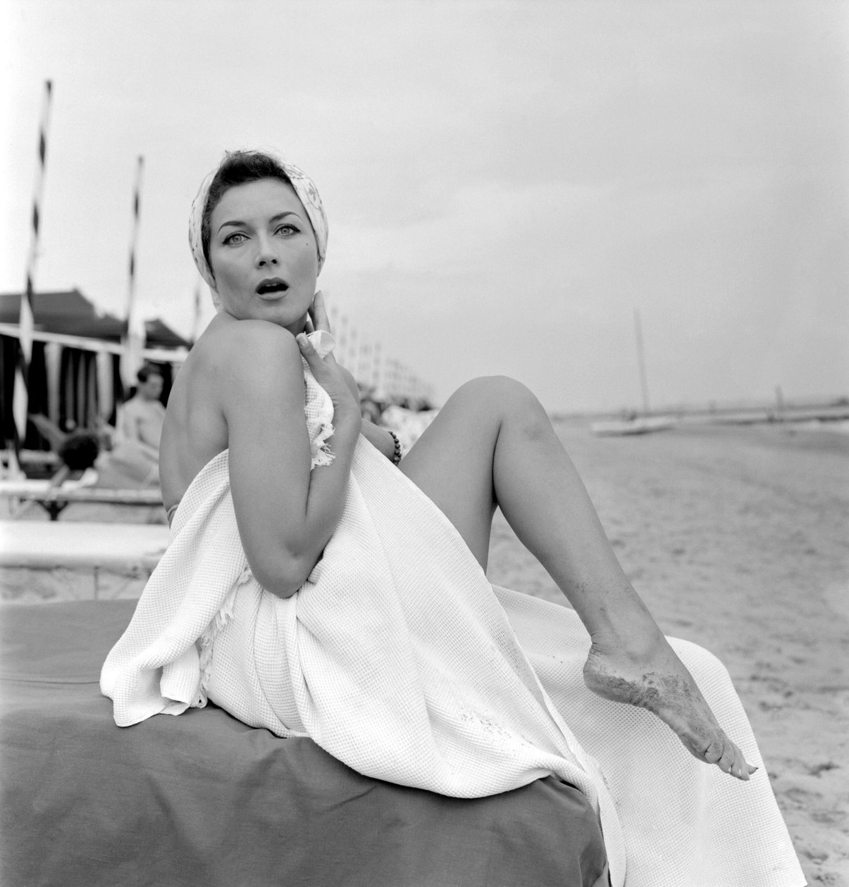 AKTORKA GIANNA MARIA CANALE NA PLAŻY LIDO W WENECJI - 1955 autorstwa Unbekannt