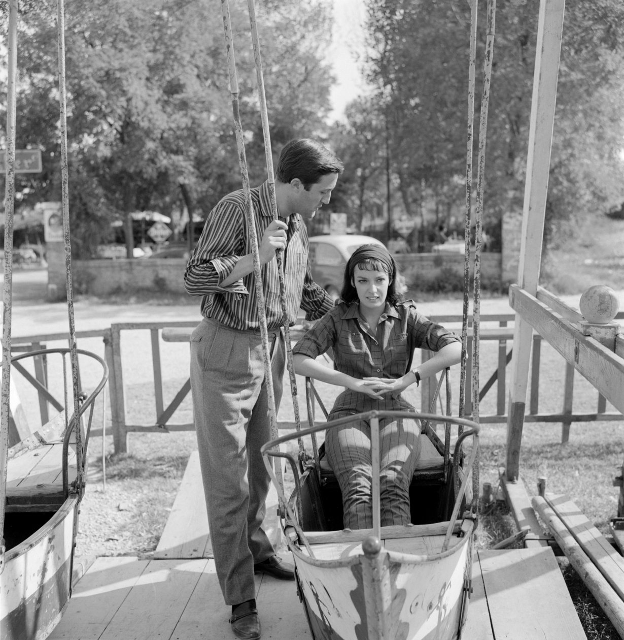 AKTORKA MARIE LAFORET Z CHŁOPAKIEM REŻYSER JEAN GABRIEL ALBICOCCO W WENECJI LIDO - 1961 (na huśtawce) autorstwa Unbekannt