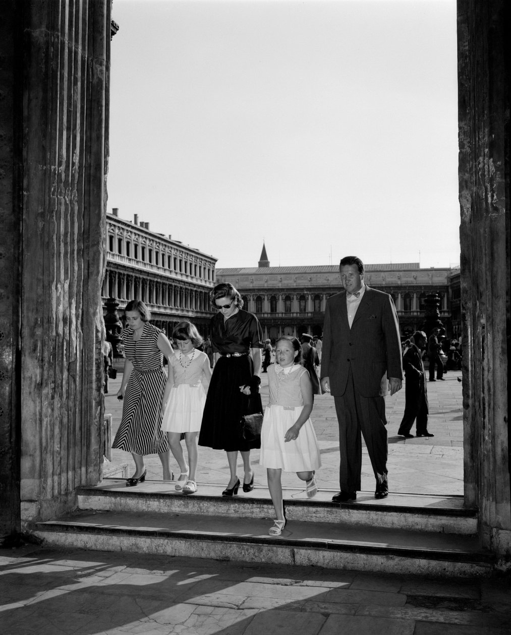 BIZNES MAN HENRY FORD II Z RODZINĄ NA PLAC ŚW. MARKA (Plac Św. Marka) W WENECJI - 1951 autorstwa Unbekannt