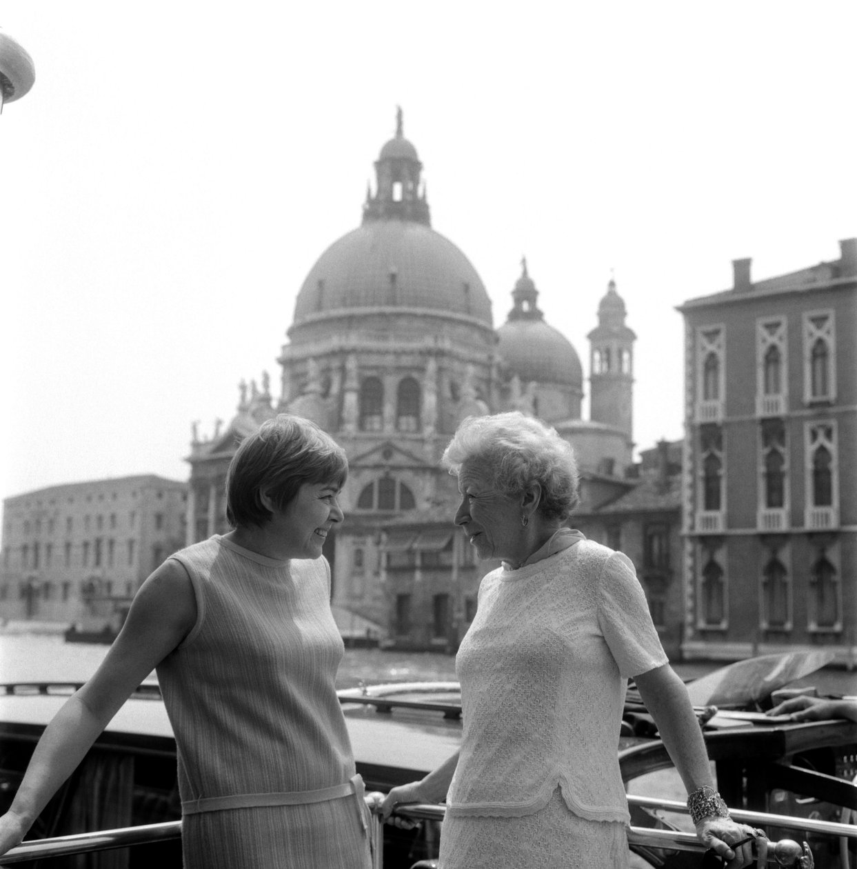 KRYTYKA LITERATURY FERNANDA PIVANO Z MARYJĄ HEMINGWAY W WENECJI - 1966 autorstwa Unbekannt