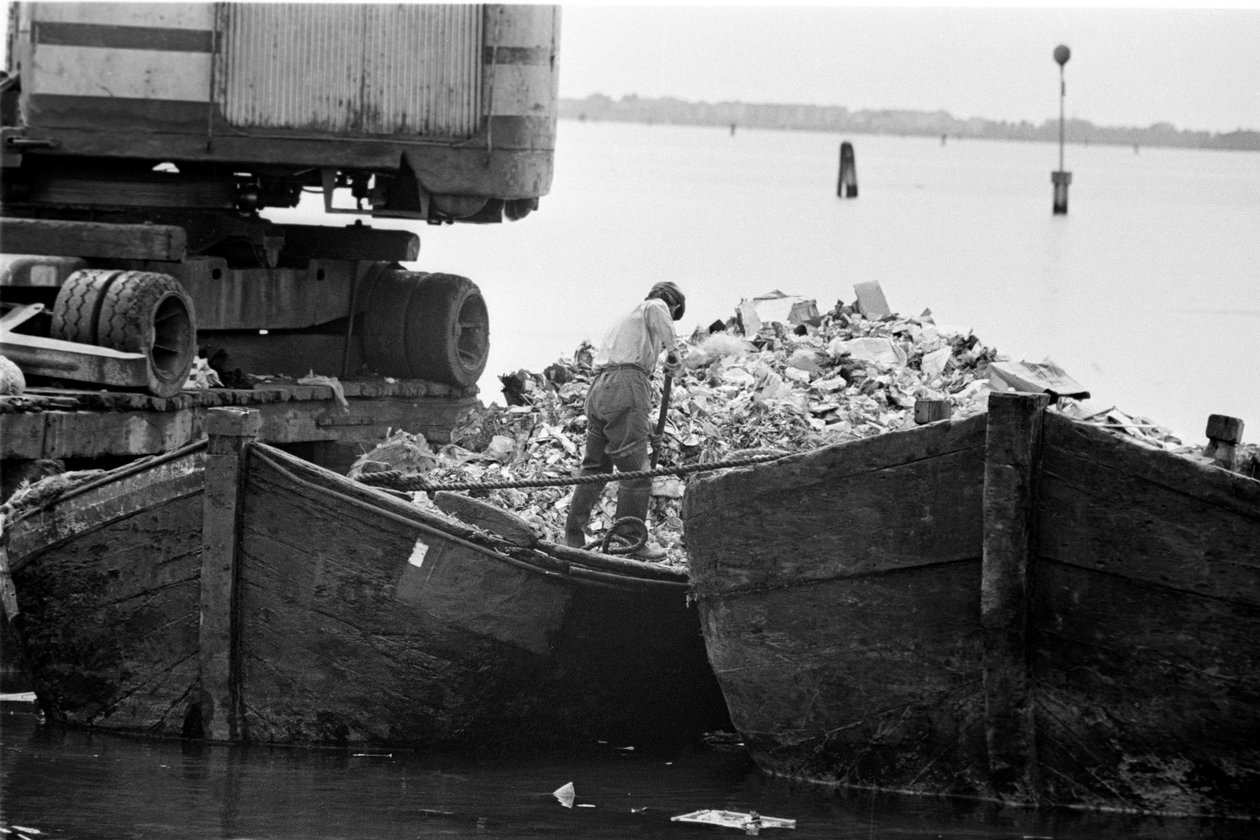 SACCA San BIAGIO IN GIUDECCA (WENECJA): wyspa laguny, na której gromadzone są wysypiska śmieci w Wenecji, mieszkańcy. 1965 autorstwa Unbekannt