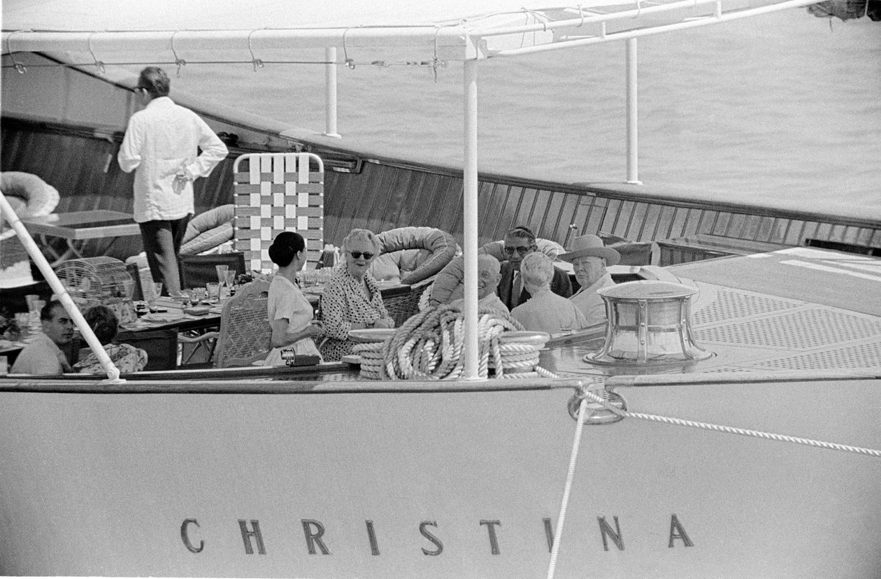 BUDOWNICZY STATKÓW ARISTOTELIS (arystota) ONASSIS I MĘŻA STANU WINSTON CHURCHILL Z ŻONĄ NA JACHCIE „” CHRISTINA „” W WENECJI - 1960 autorstwa Unbekannt