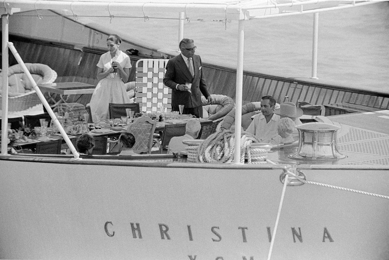 BUDOWNICZY STATKÓW ARISTOTELIS (arystota) ONASSIS I MĘŻA STANU WINSTON CHURCHILL Z ŻONĄ NA JACHCIE „” CHRISTINA „” W WENECJI - 1960 autorstwa Unbekannt