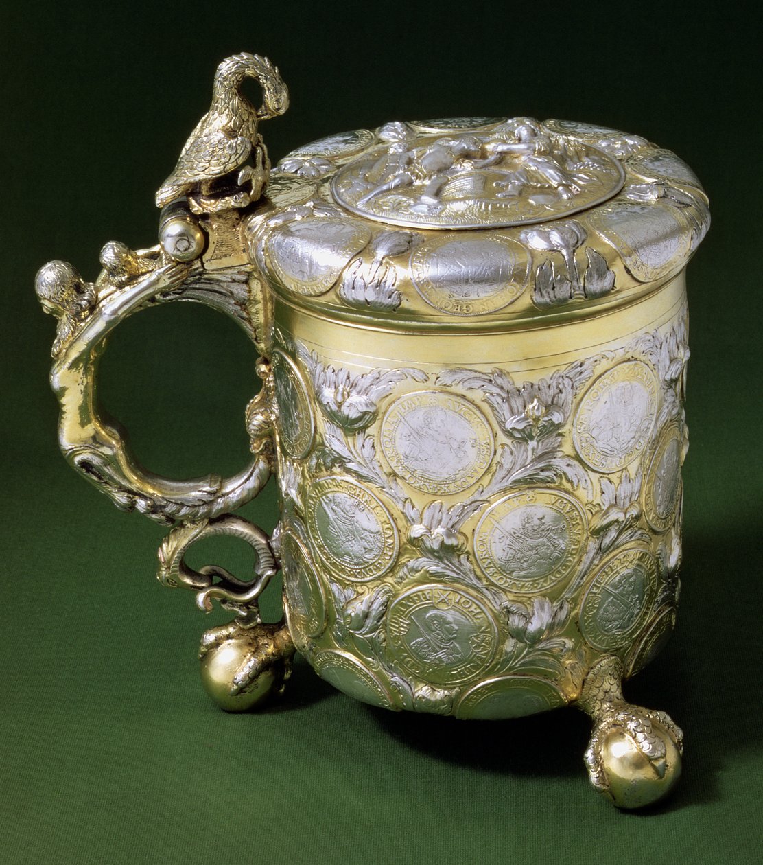 Kufel lub Munzhumpen wysadzany saskimi „talerami” (z lat 1547-1602) wykonanymi przez Daniela Dankmeyera z Mittau na Bałkanach, ok. 1705 (paczka złocona) autorstwa Unbekannt