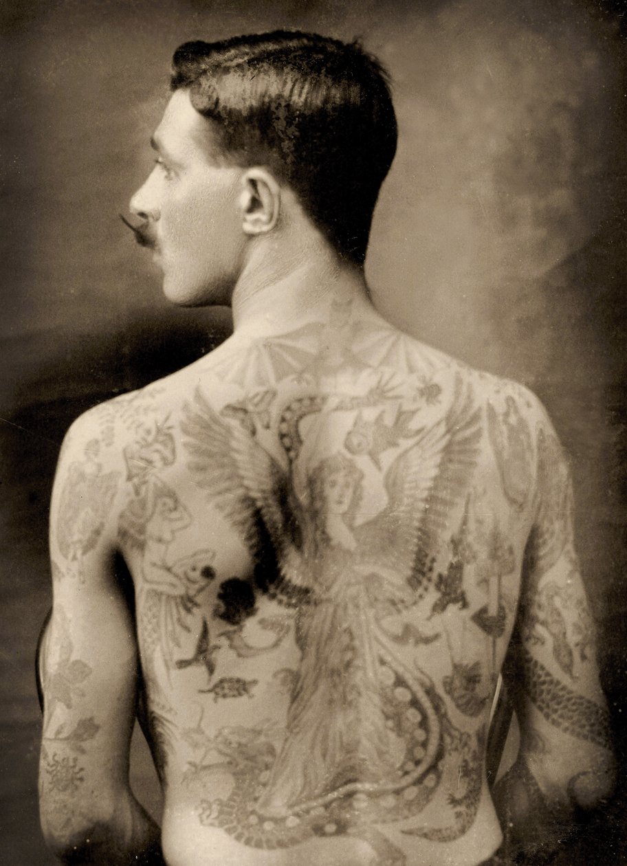 Wytatuowany brytyjski marynarz podczas Wielkiej Wojny 1914-18 (widok z tyłu) (zdjęcie czarno-białe) (patrz także 473188) autorstwa Unbekannter Künstler