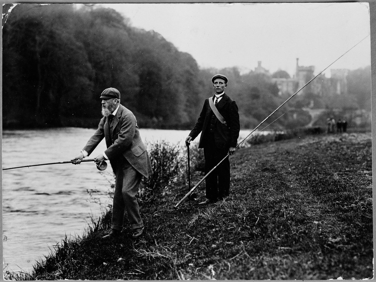 8. książę Devonshire łowiący ryby w Blackwater z zamkiem Lismore w tle, ok. 1889 (zdjęcie czarno-białe) autorstwa William M. Timlin