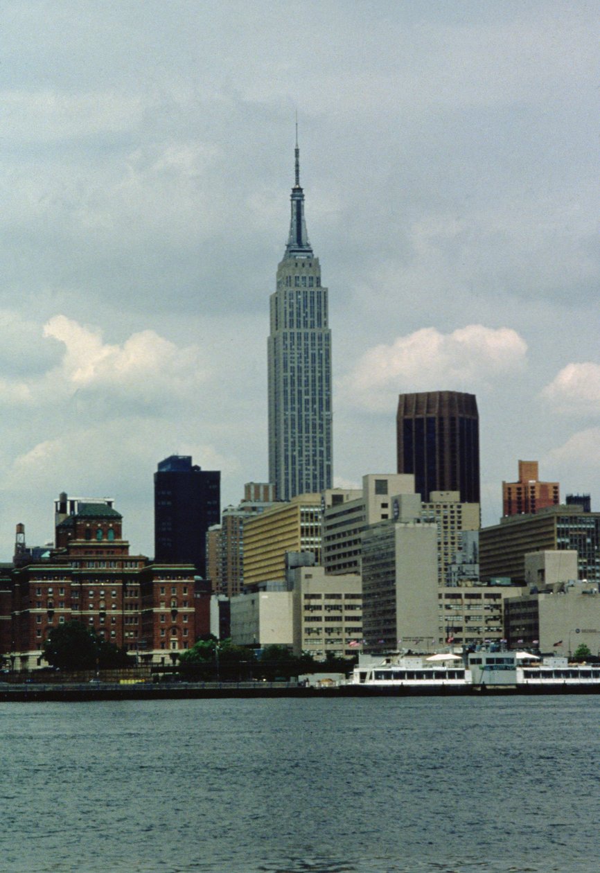Empire State Building od strony East River (zdjęcie) autorstwa Unbekannt