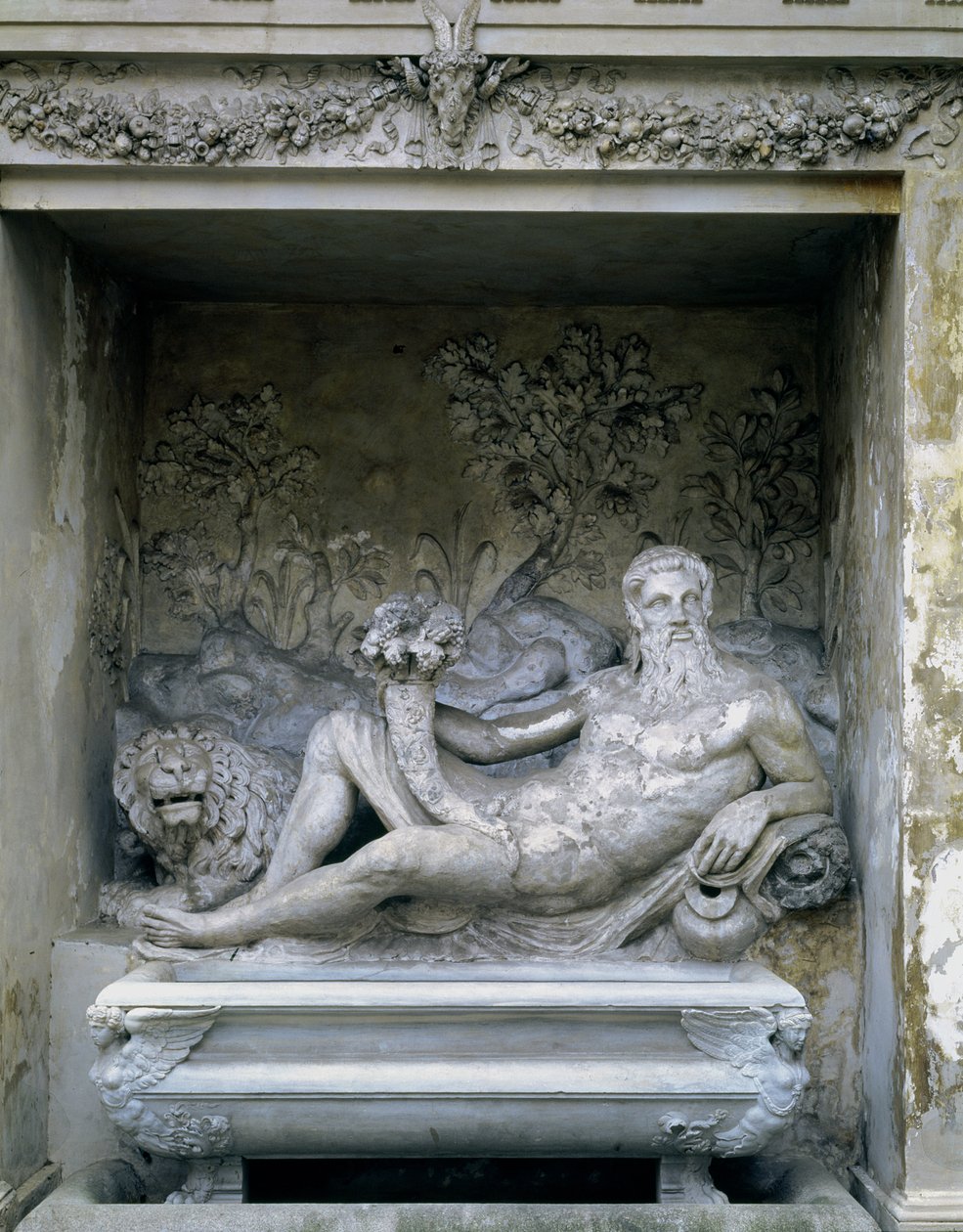 Nimfeum, fragment posągu boga rzeki w niszy trzymającej róg obfitości, projekt Giacomo Vignola (1507-75) i Bartolomeo Ammannati (1511-92) 1551-55 (kamień) autorstwa Unbekannt