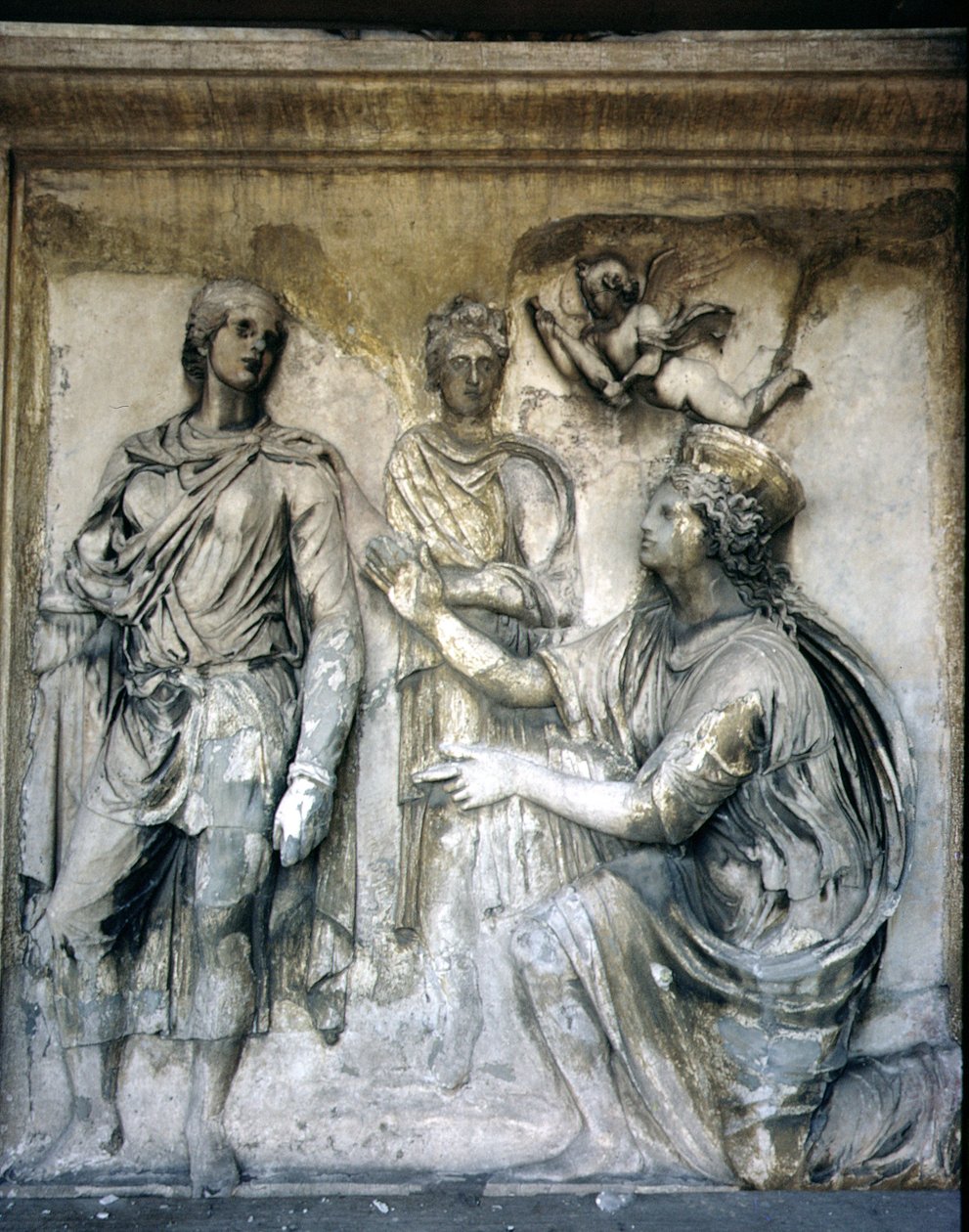 Fasada tylna, fragment antycznej reliefowej dekoracji (niektóre fragmenty z Ara Pacis Augusta) przedstawiająca boginię w koronie i młodzieńca (kamień) autorstwa Unbekannt