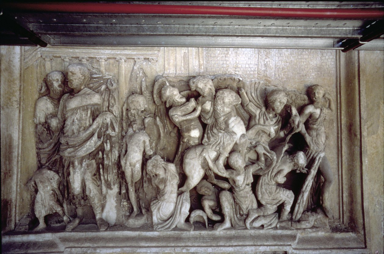 Fasada tylna, fragment antycznej dekoracji reliefowej (niektóre fragmenty z Ara Pacis Augusta) przedstawiająca scenę bitwy (kamień) autorstwa Unbekannt