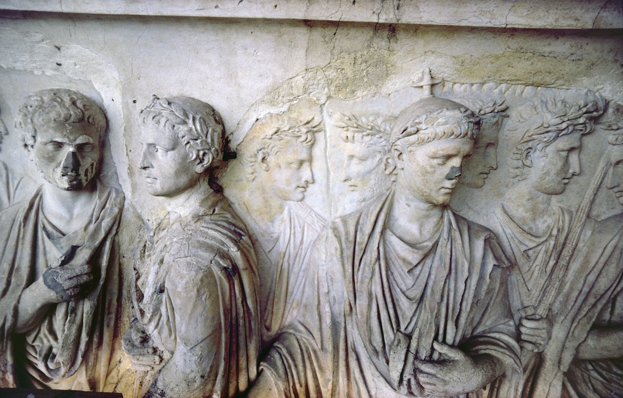 Fasada tylna, fragment antycznej dekoracji reliefowej (niektóre fragmenty z Ara Pacis Augusta) przedstawiająca grupę obywateli rzymskich (kamień) autorstwa Unbekannt