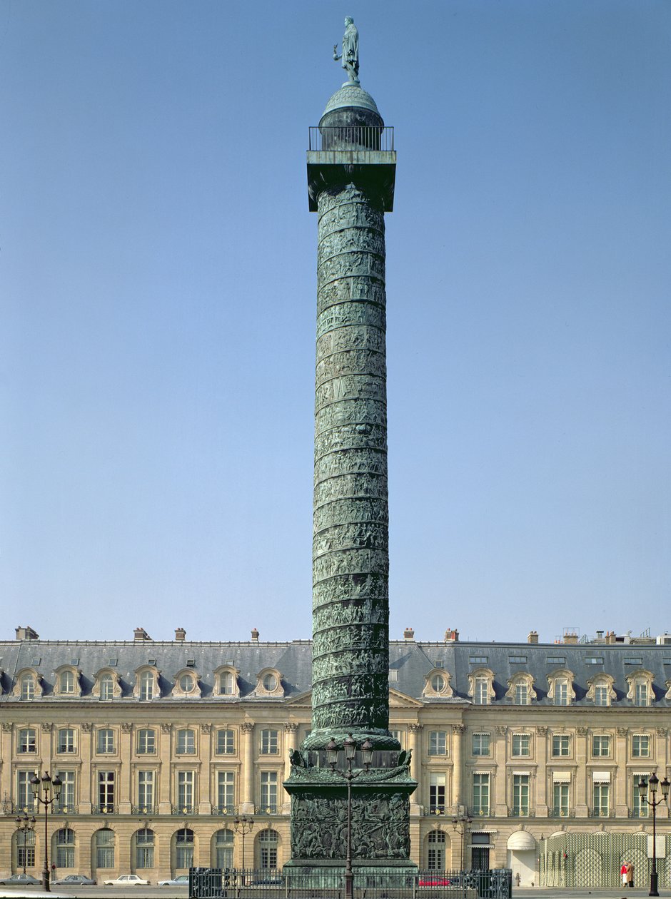 Kolumna Vendome, z płaskorzeźbami przedstawiającymi kampanie napoleońskie z lat 1805-06, zwieńczona postacią Napoleona trzymającego skrzydlatego Zwycięstwa autorstwa Unbekannt