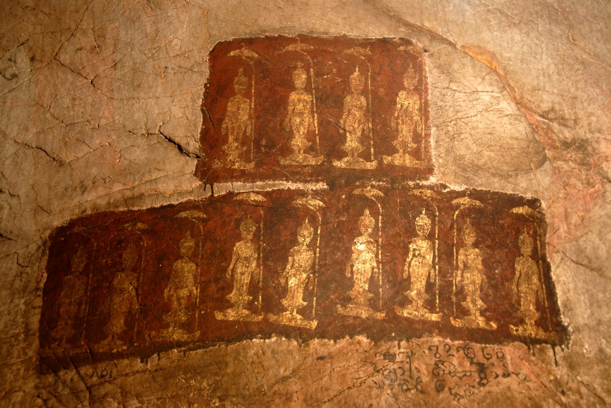 Buddyzm therawady; starożytne malowanie ścian; stojący Budda Siakjamuni; mudra; Warada; gest spełnienia życzeń; Jaskinia Tham Pa; w Nong Thang; prowincja Xieng Khouang; Laos; Azja Południowo-Wschodnia; Azja autorstwa Unbekannter Künstler