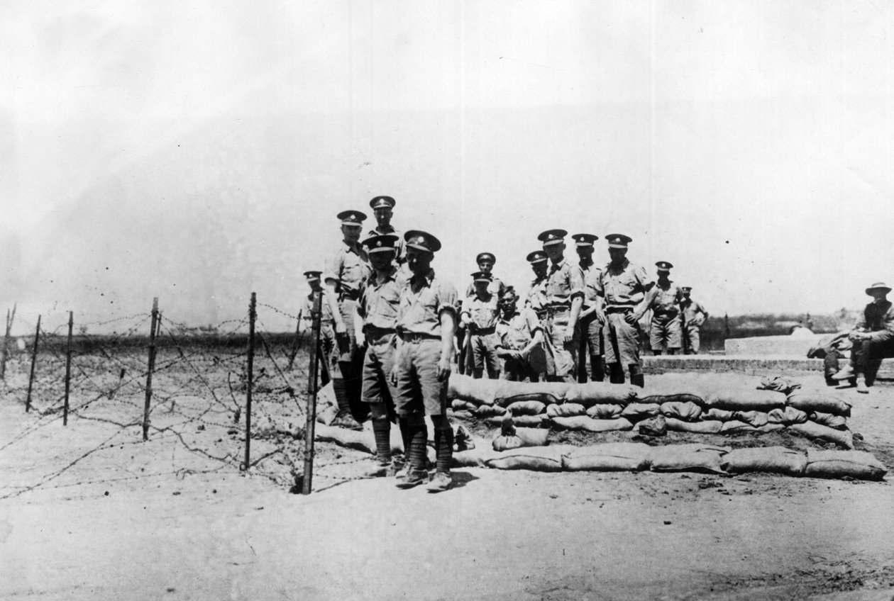 Tientsin (Tianjin), Chiny, listopad 1924: Brytyjscy żołnierze na posterunku poza międzynarodowymi koncesjami przed zdobyciem miasta przez wojska chińskiego Lorda Wojny Feng Yuxiang (Feng Yu-hsiang, Feng Yu hsiang) - Tientsin (Tianjin) , Chiny, listopad autorstwa William M. Timlin