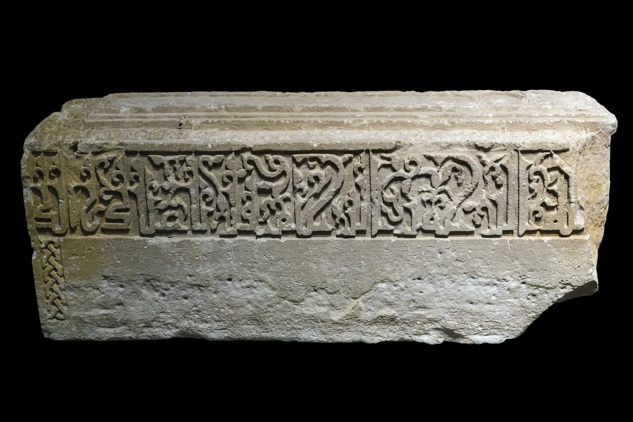 Znacznik grobowca. Iran, Siraf, 527 H./1133. Rzeźbiony kamień. Musée du Louvre autorstwa William M. Timlin