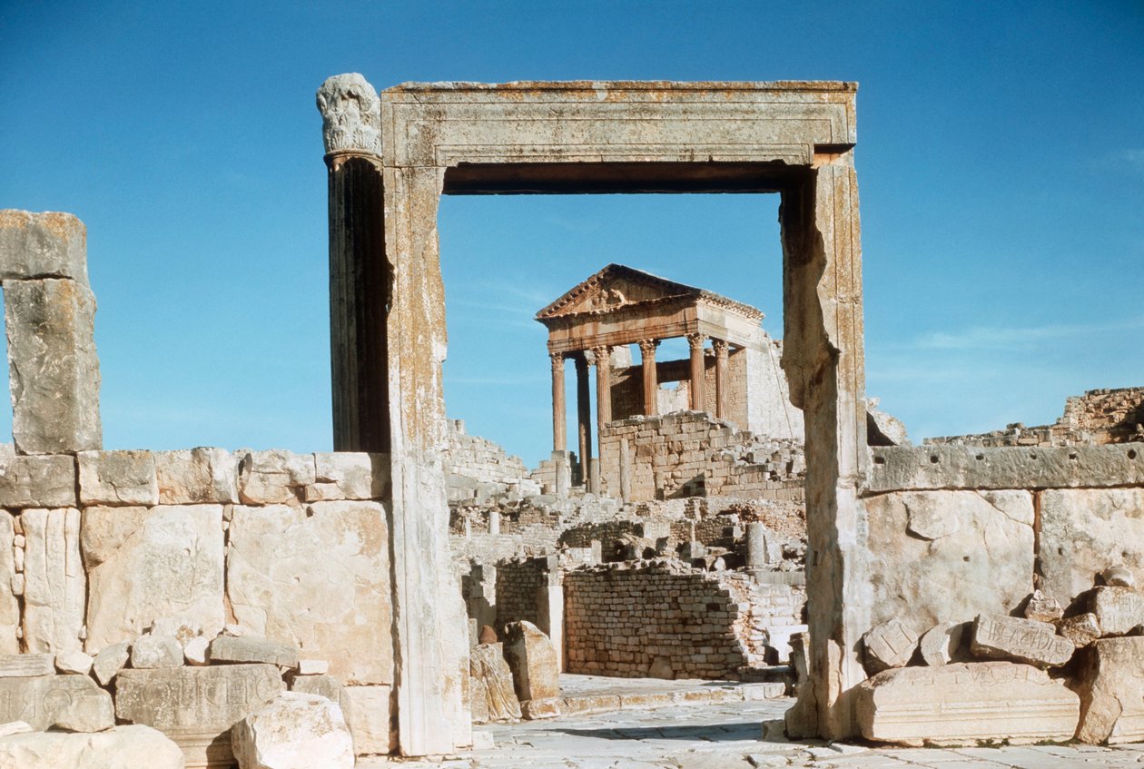Tunezja, Dougga, rzymskie ruiny Kapitolu oglądane przez portal Dar el Acheb autorstwa Benjamin Baud