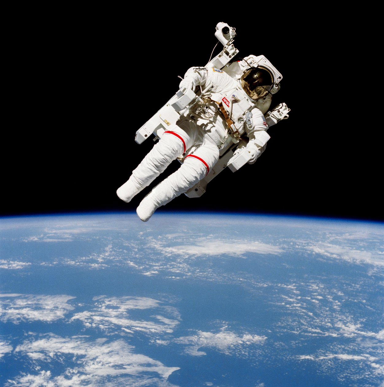 Amerykański astronauta Bruce McCandless korzystający z załogowej jednostki manewrowej autorstwa Unbekannt