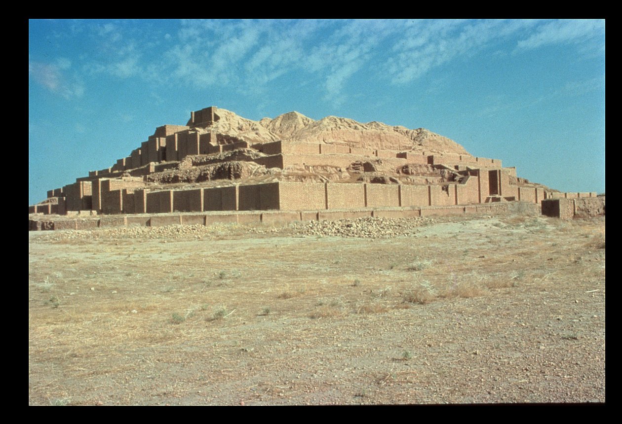 Widok z południa na Ziggurat, zbudowany przez elamickiego króla Untasha-Gala (1265-46 p.n.e.) (zdjęcie) autorstwa Unbekannt
