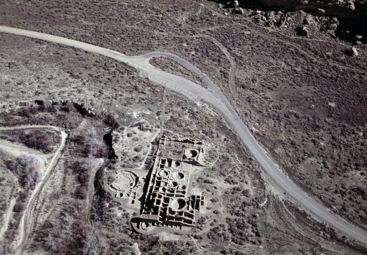Widok starożytnej osady Anasazi, Park Narodowy Kultury Ruin Chaco, Kanion Chaco, Nowy Meksyk, Stany Zjednoczone Ameryki, cywilizacja Anasazi autorstwa Benjamin Baud