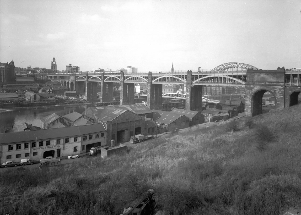 Widok mostu wysokiego poziomu z Gateshead, most wysokiego poziomu, Wielka Brytania, kwiecień 1969 (zdjęcie czarno-białe) autorstwa Unbekannt