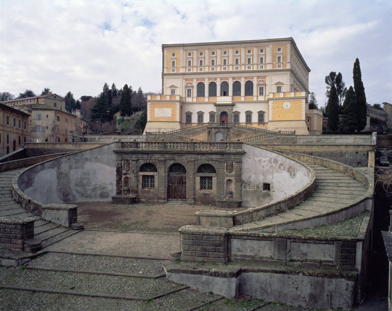 Widok na fasadę, dziedziniec i klatkę schodową projektu Jacopo Vignola (1507-73) i jego następców dla kardynała Alessandro Farnese (1546-92) 1557-83 (zdjęcie) autorstwa Unbekannt
