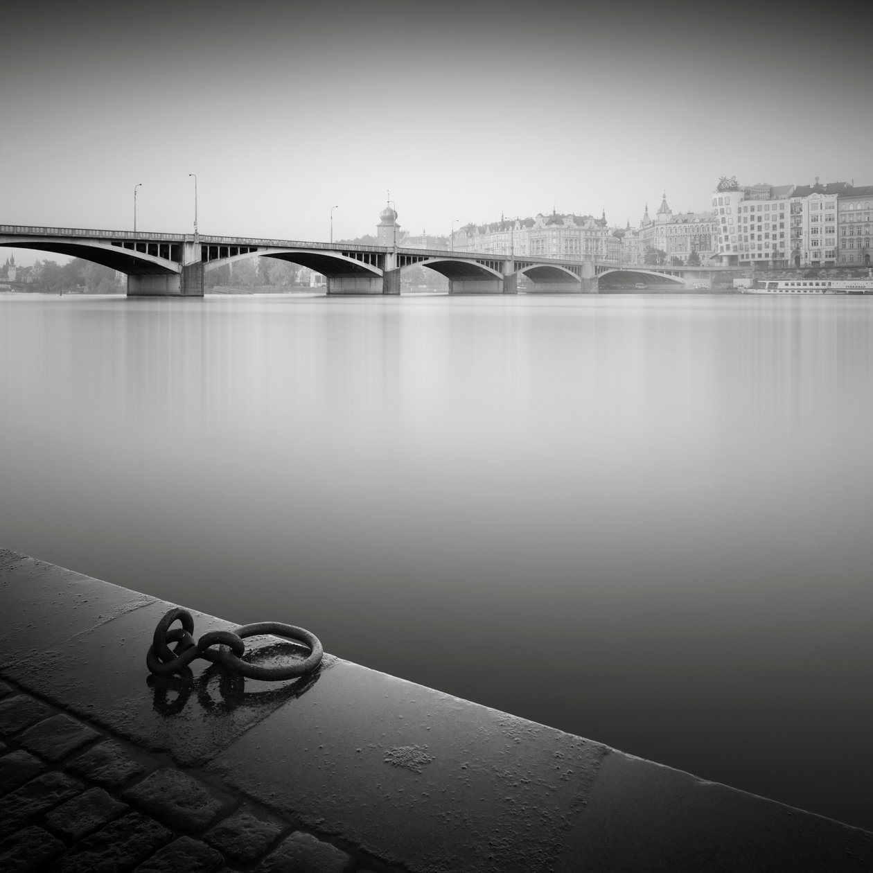 Studium rzeki Wełtawy, Praga, Czechy, 2015 (zdjęcie czarno-białe) autorstwa Leopold Blonder