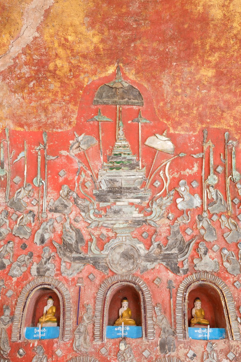 Ściana z małymi buddami i figurami ze szkła ołowiowego, klasztor Shwe Yaunghwe Kyaung, Nyaungshwe, jezioro Inle, Birma (zdjęcie) autorstwa Unbekannter Künstler