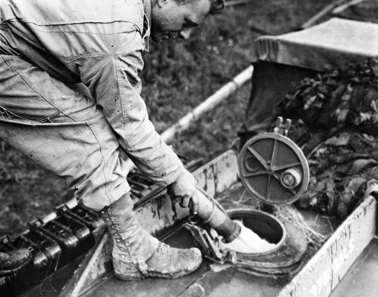 II wojna światowa (II wojna światowa) (1939-1945) - II wojna światowa (II lub II wojna światowa): Normandia (Francja) Lato 1944: Na stacji benzynowej żołnierz amerykańskiej firmy transportowej uzupełnia paliwo w cysternie GMC autorstwa Unbekannt