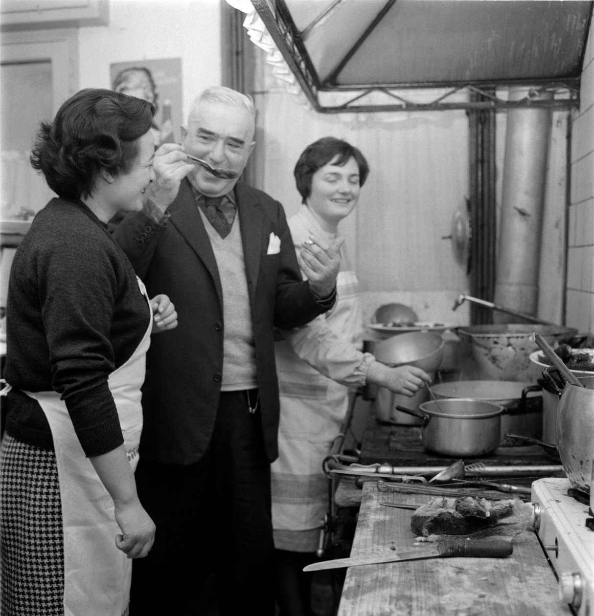 Pisarz GIOVANNI COMISSO w swoim domu w TREVISO (smakuje danie w kuchni) - 1962 autorstwa Unbekannt
