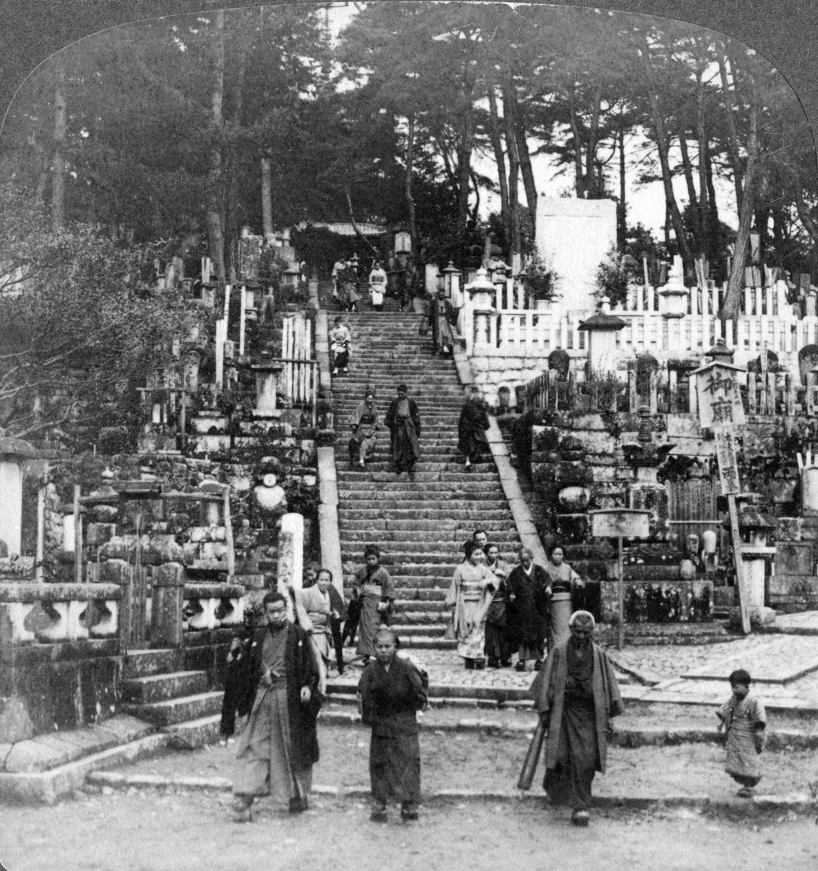 Cmentarz buddyjski w pobliżu klasztoru Kurodani, Kioto, Japonia, 1904. autorstwa Underwood and Underwood
