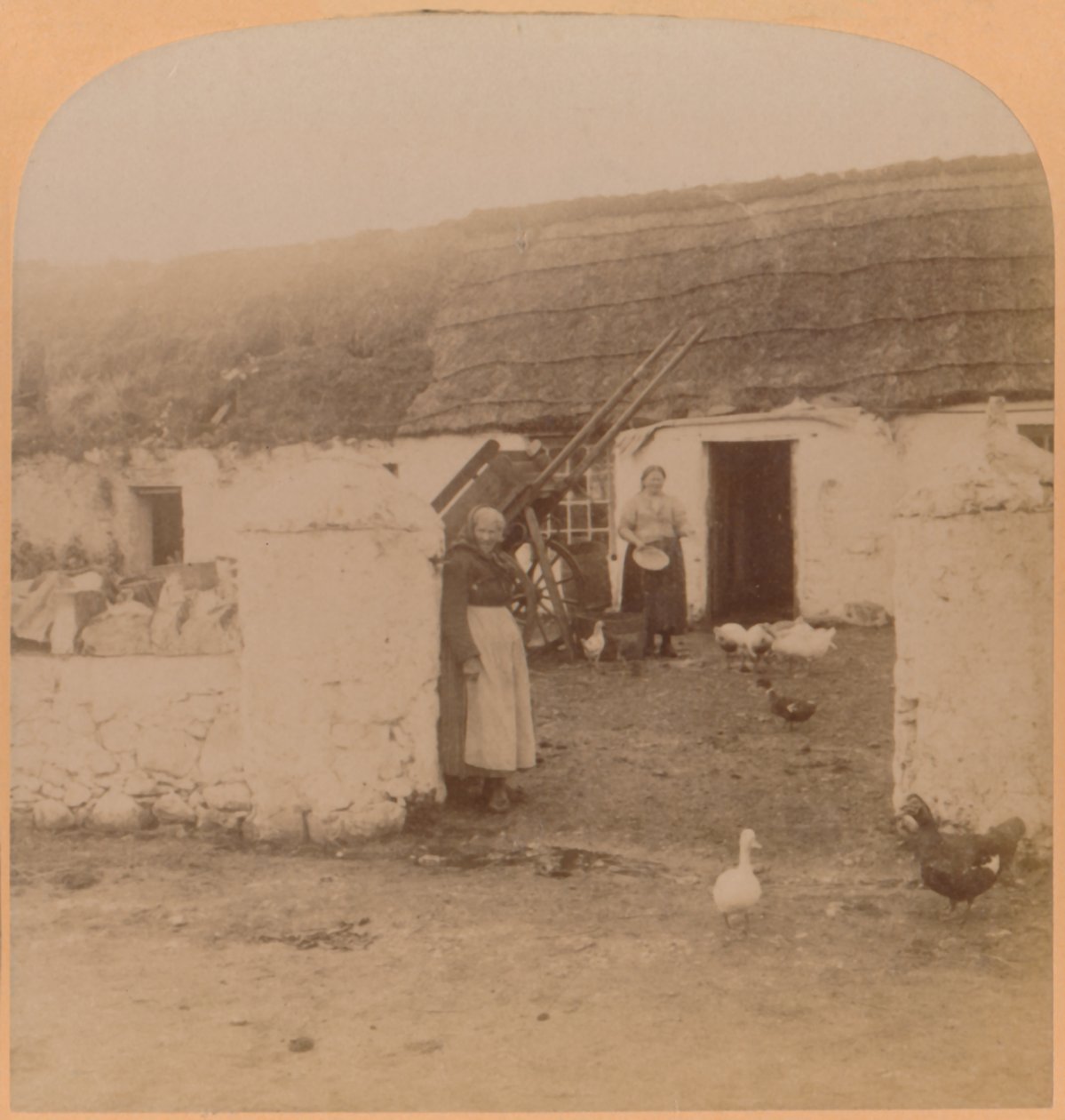 Charakterystyczny dom, Ballintoy Village, County Antrim, Irlandia, 1900. autorstwa Underwood and Underwood