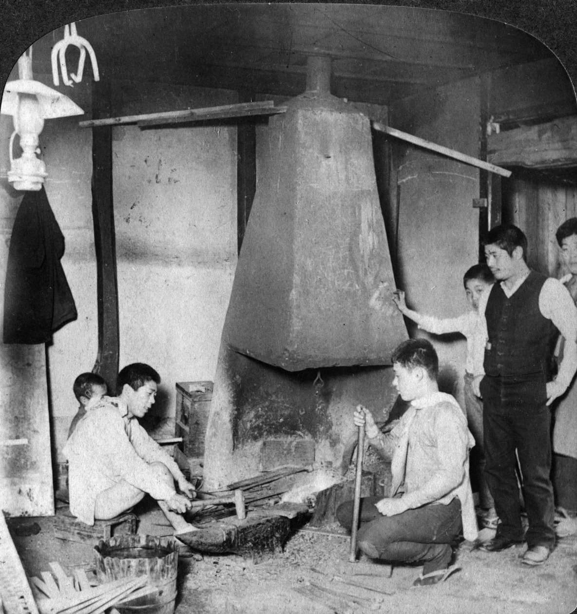 Japoński kowal w swojej kuźni, Jokohama, Japonia, 1904. autorstwa Underwood and Underwood