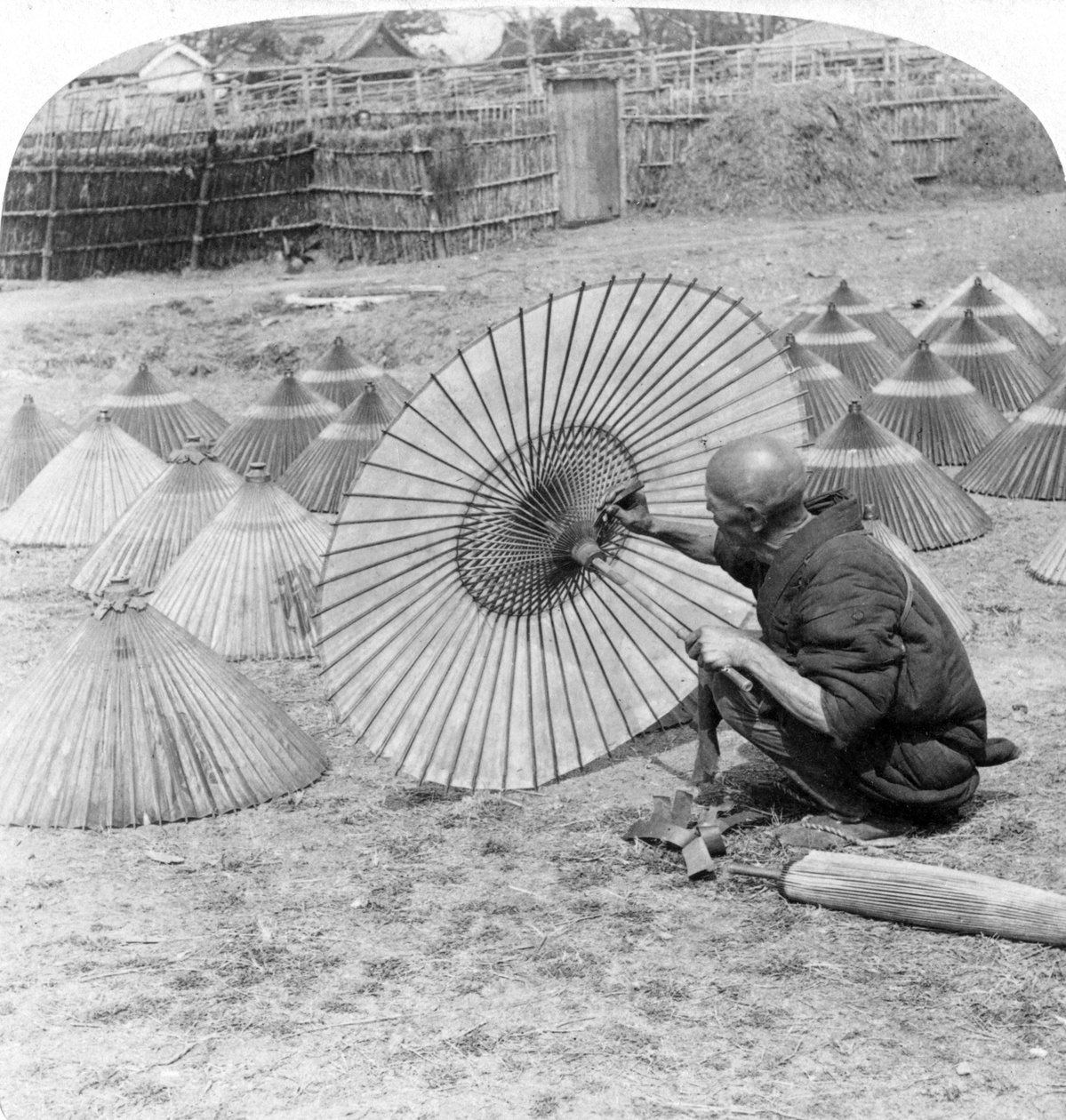 Japoński producent parasoli, Kobe, Japonia, 1896. autorstwa Underwood and Underwood