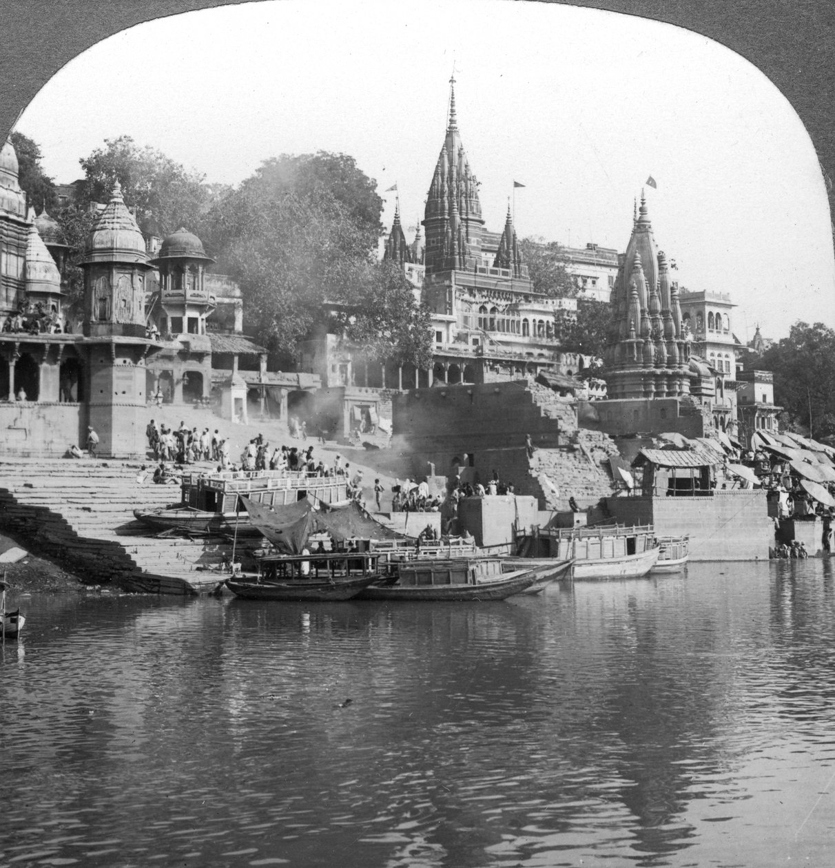 Płonący ghat nad Gangesem w Benares Varanasi, Indie, 1900. autorstwa Underwood and Underwood