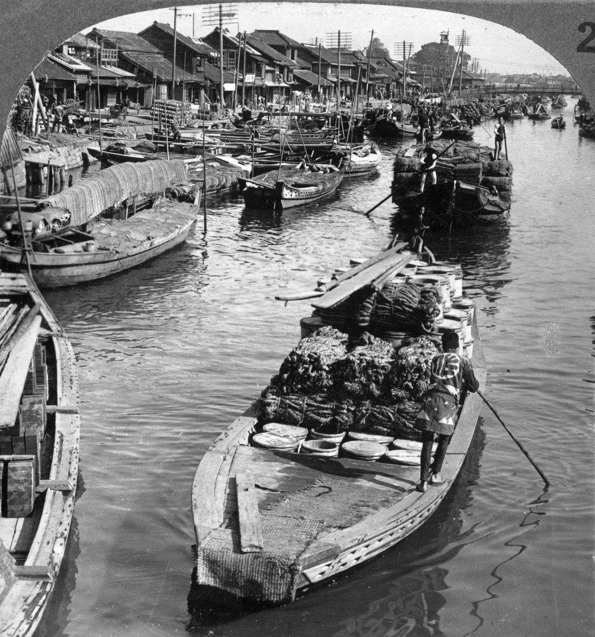 Ruchliwy kanał towarowy w Tokio, Japonia, 1904. autorstwa Underwood and Underwood