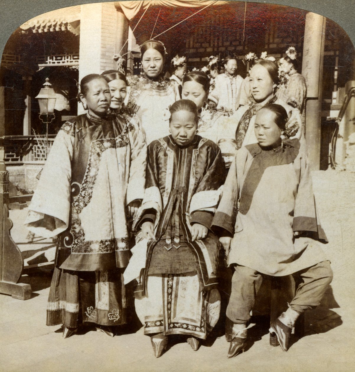 Grupa kobiet na dziedzińcu bogatego chińskiego domu, Pekin, Chiny, 1902 autorstwa Underwood and Underwood