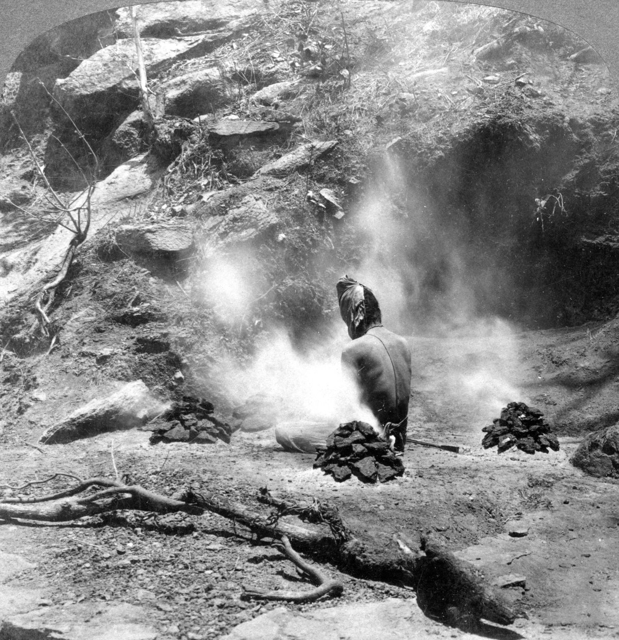 Pustelnik odprawiający pokutę w Gem Lake, Mount Abu, Indie, 1903. autorstwa Underwood and Underwood